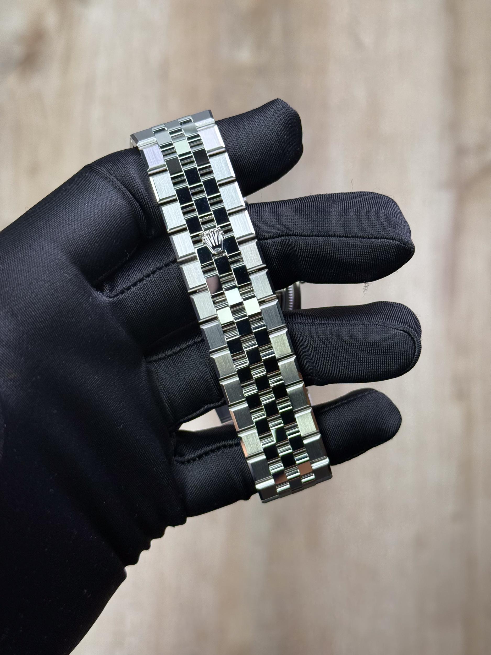 Rolex Land-Dweller 127334 view 9