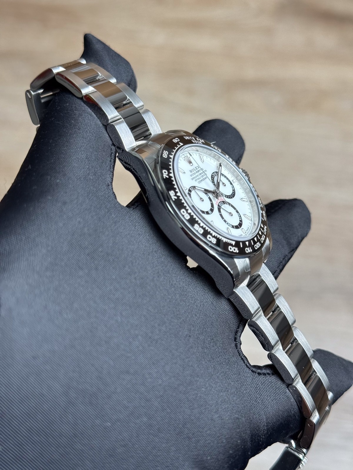 Rolex Cosmograph Daytona 126500LN view 4