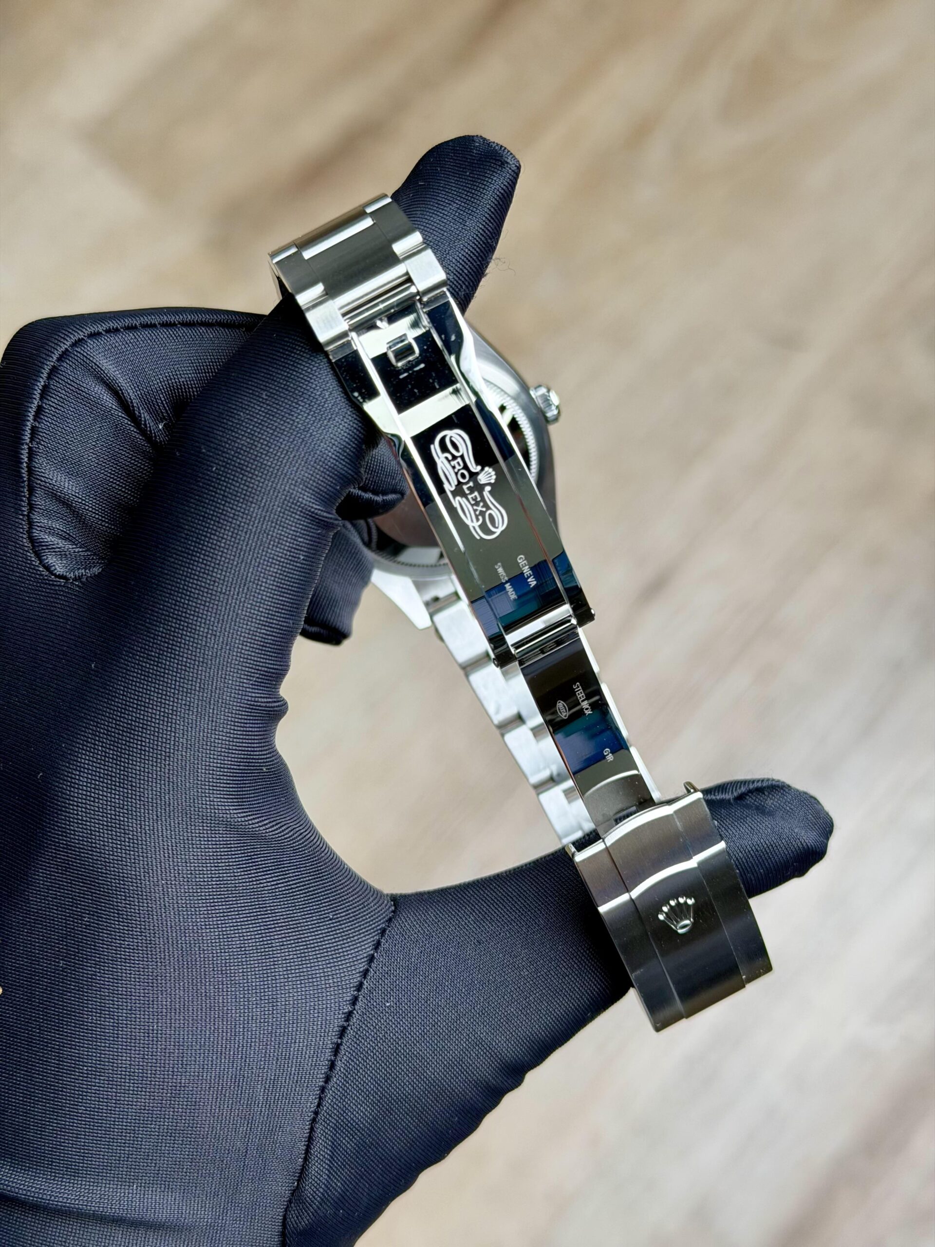 Rolex Oyster Perpetual 126000 view 10