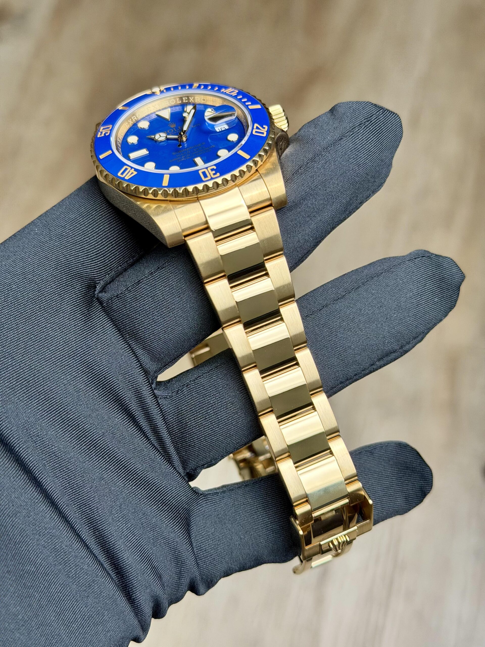 Rolex Submariner Date “Flat Blue” 116618LB view 4