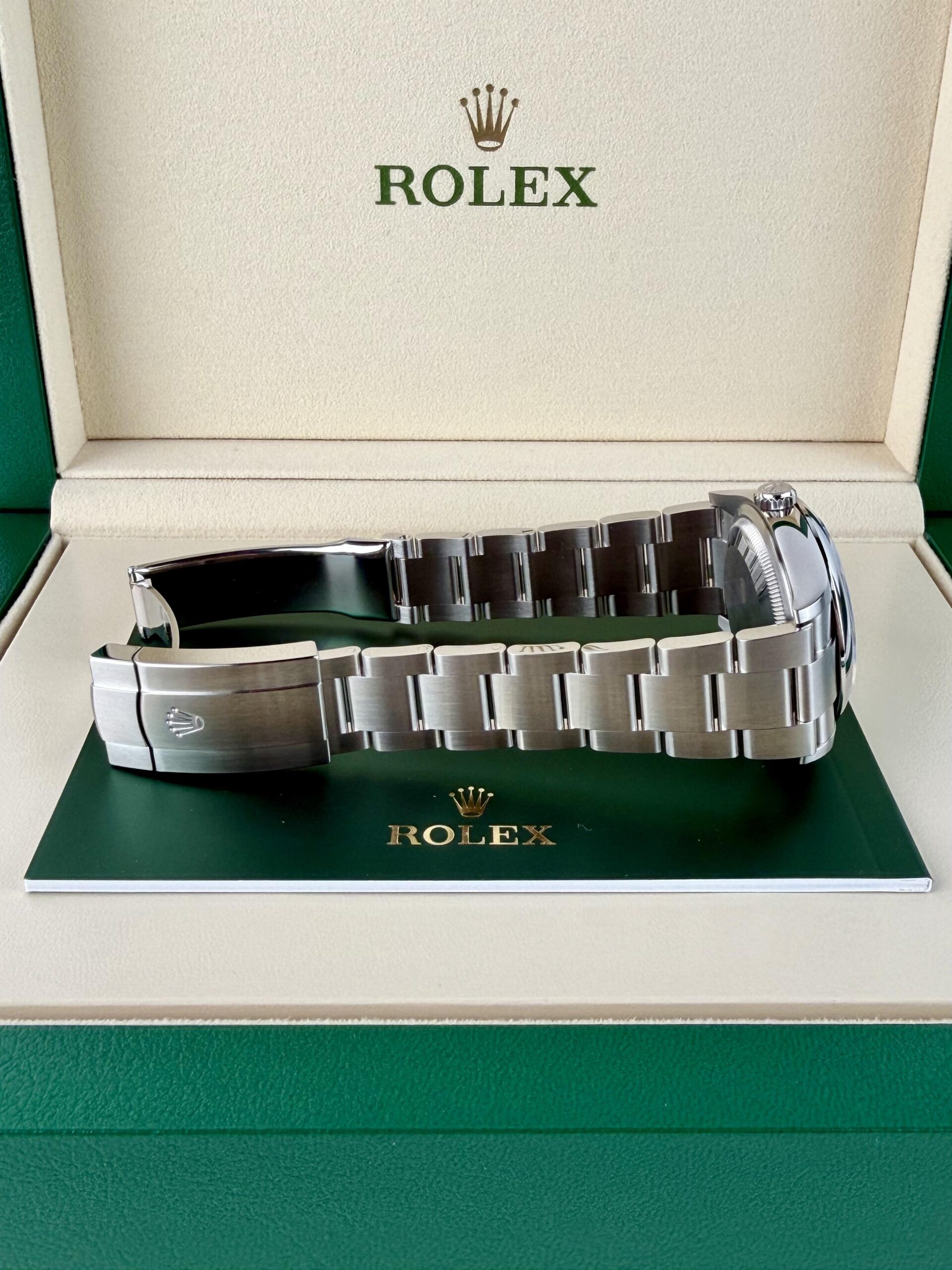 Rolex Oyster Perpetual 126000 view 9