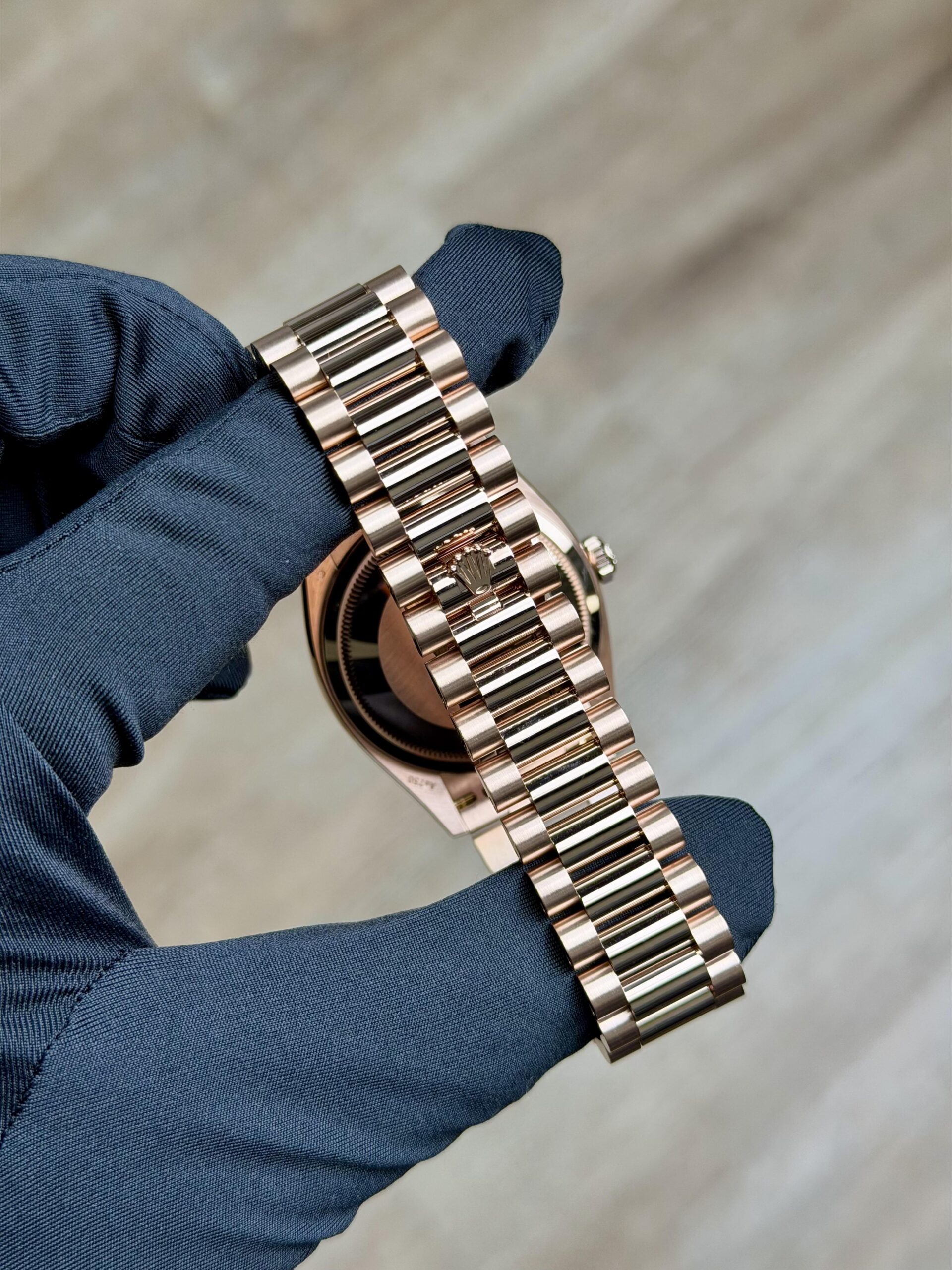 Rolex Day-Date 36 128235 view 9