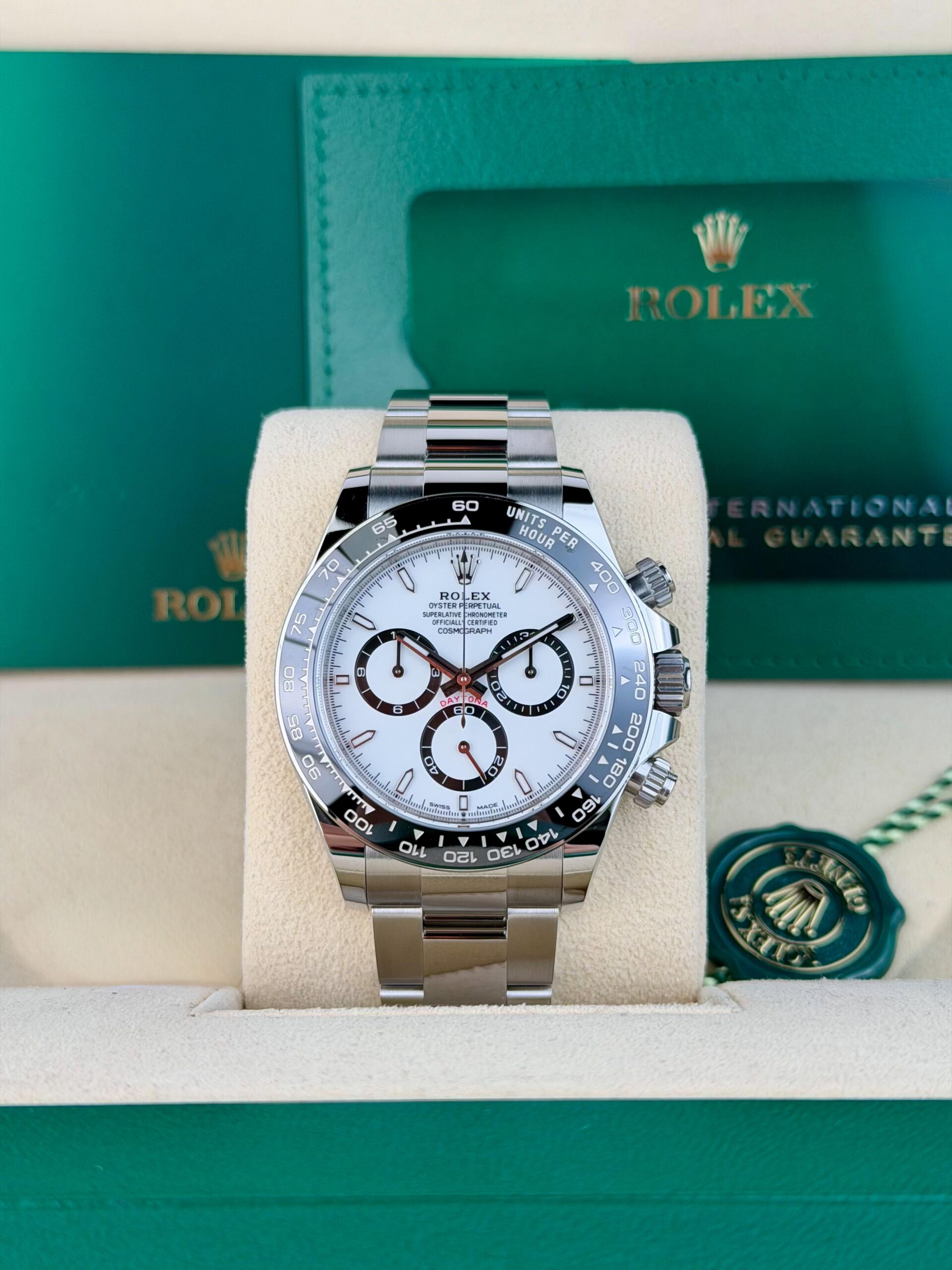 Rolex Cosmograph Daytona 126500LN view 2