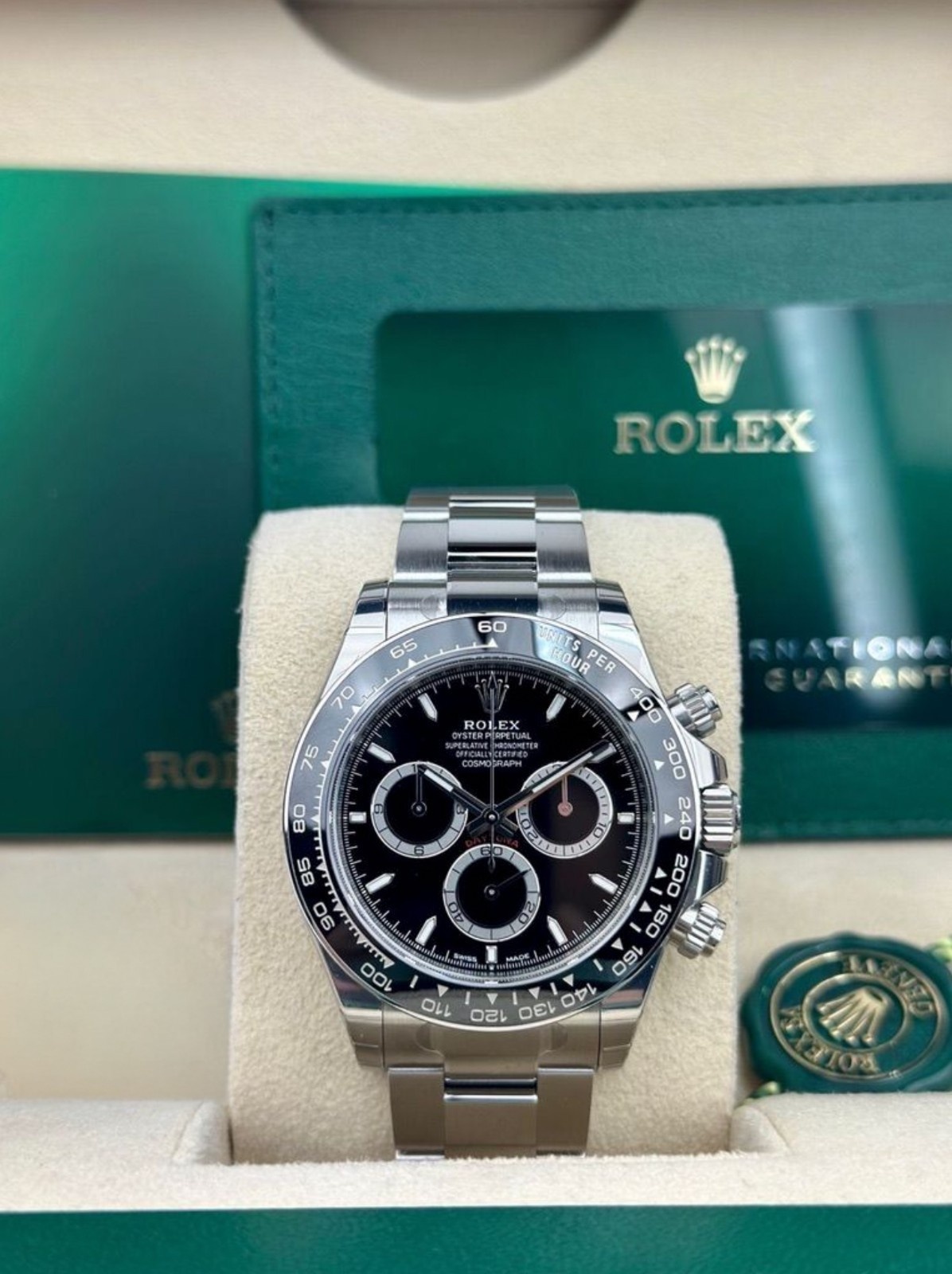 Rolex Cosmograph Daytona 126500LN view 2